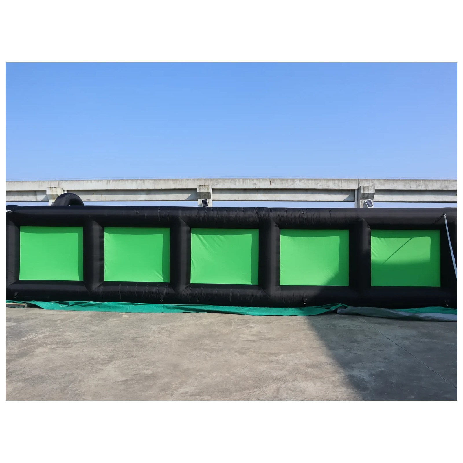 Kids Outdoor Venues - 屋外用黒緑色のインフレータブル迷路 10×10m（33×33フィート）送風機付き 商用レンタル パーティーチャレンジ 子供と大人向け会場アドベンチャー