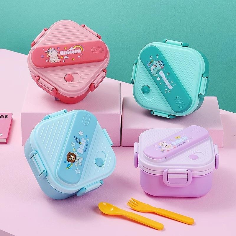 Kids.Outdoor Utensils - かわいい漫画柄の子供用3段弁当箱、漏れ防止蓋とカトラリーセット付き、学校やピクニック、アウトドア旅行に最適な食品安全設計