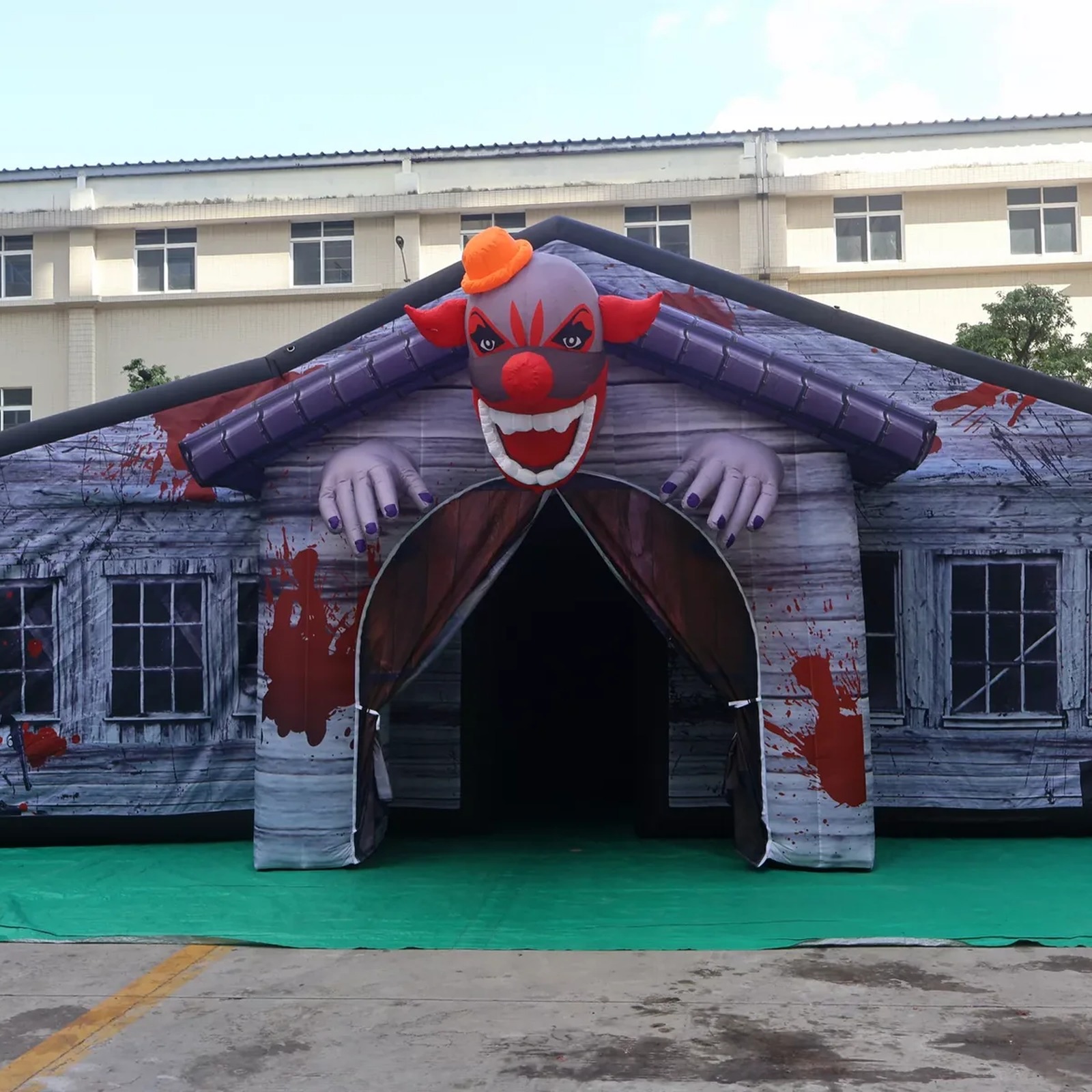 大型グレーの屋根付きインフレータブル迷路 10×10m（33 - Kids Outdoor Venues のレビューと価格