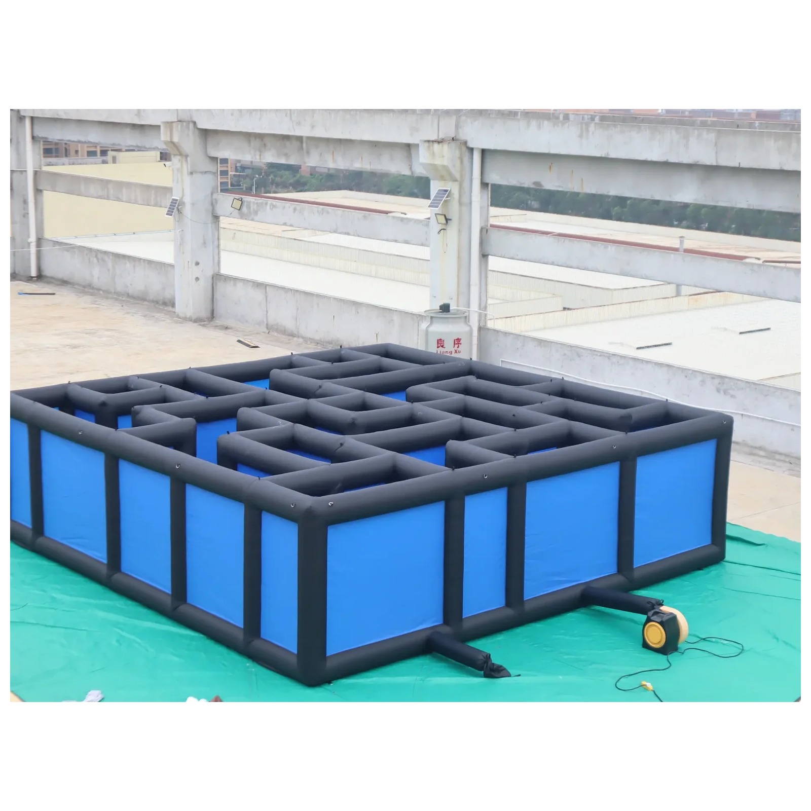 大型黒青色のオープン型インフレータブル迷路（送風機付き）7× - Kids Outdoor Venues のレビューと価格