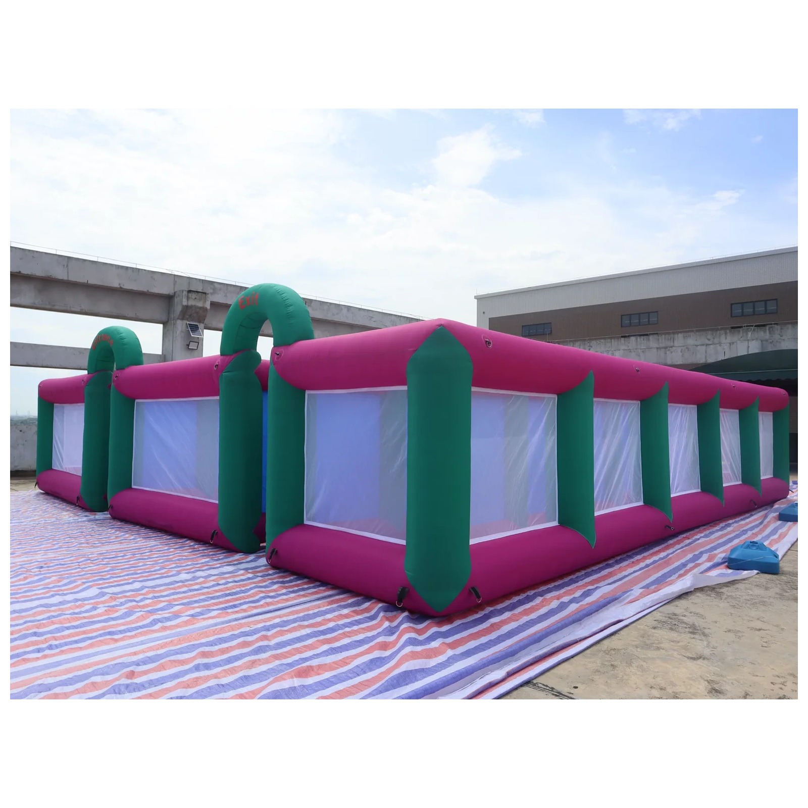 大型マゼンタグリーンメッシュオープントップインフレータブル迷 - Kids Outdoor Venues のレビューと価格
