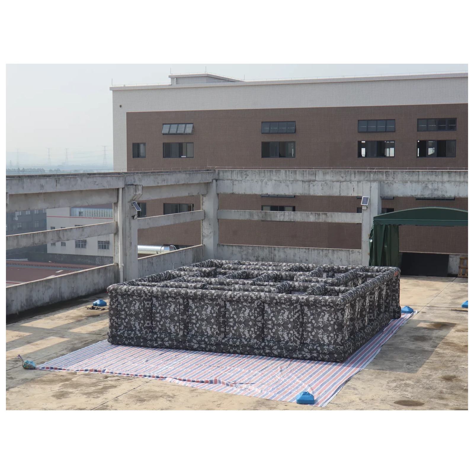 大型グレー迷彩柄オープン型インフレータブル迷路 8×8m 2 - Kids Outdoor Venues のレビューと価格