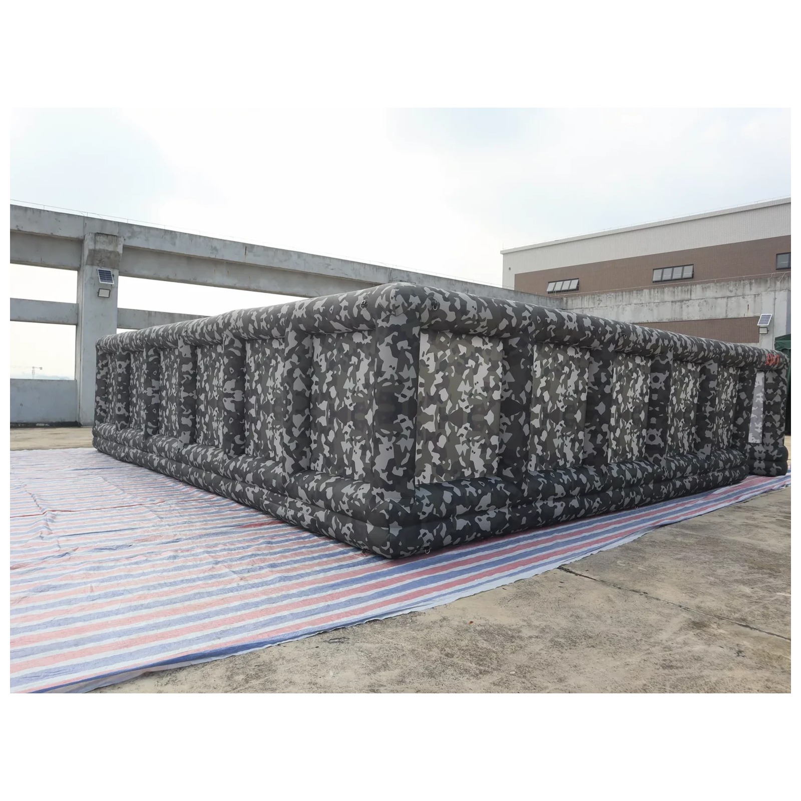 大型グレー迷彩柄オープン型インフレータブル迷路 8×8m 2 - Kids Outdoor Venues のレビューと価格